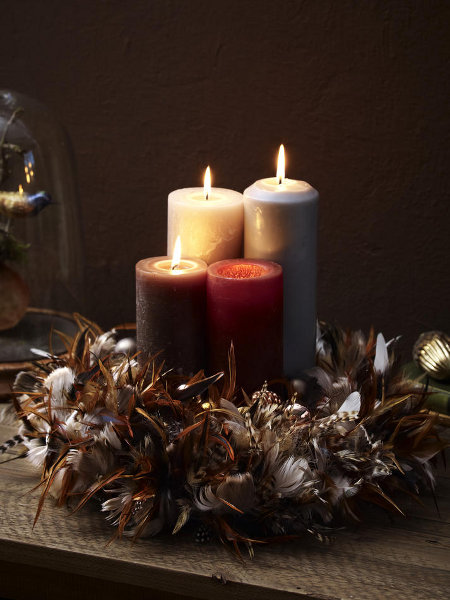 christmas-candleholders-colorful-feathers-interesting-unconventional-centerpiece-decoration