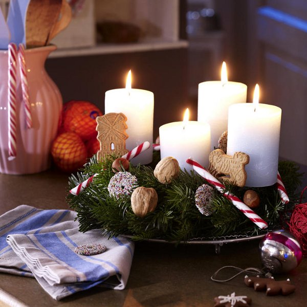 christmas-candleholders-rustic-adornment-diy-centerpiece-fir-branches-gingerbread-ornaments