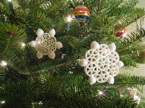 christmas-crafts-kids-christmas-ornaments-white-pasta-snowflakes