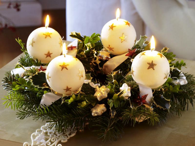 christmas-table-centerpieces-big-white-snowballs-motif-diy-festive-candlesticks