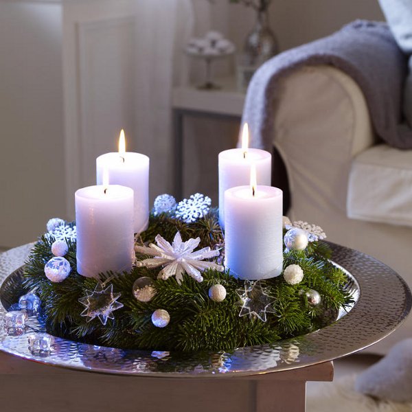 christmas-table-centerpieces-glass-stars-ornaments-winter-decoration-idea-snowflakes-objects