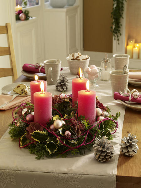 christmas-table-centerpieces-green-vegetation-motif-pink-candles-charming-arrangement-festive-idea