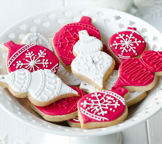 christmas-treats-gingerbread-cookies-white-red-frosting