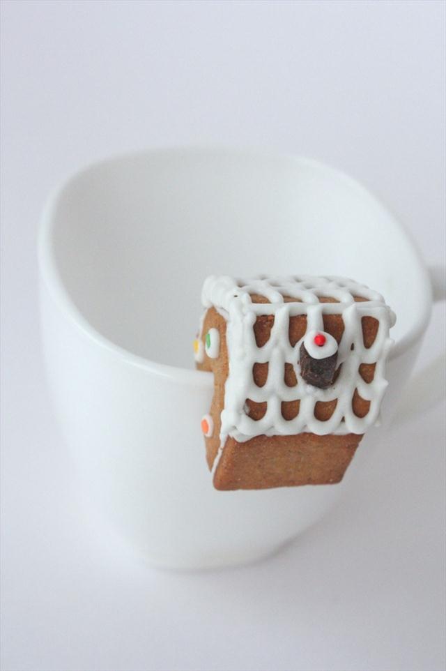 christmas-treats-making-gingerbread-house-mug-decoration-idea