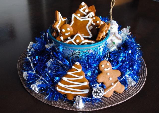 cute-christmas-treats-centerpiece-gingerbread-cookies-man-stars-christmas-tree-forms