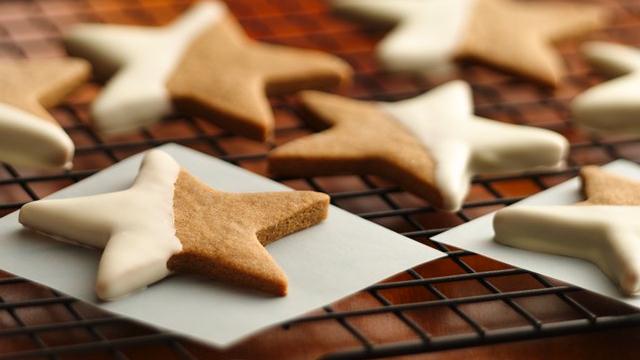 cute-christmas-treats-gingerbread-cookies-stars-half-white-chocolate
