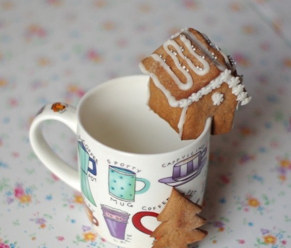 cute-christmas-treats-kids-gingerbread-cookies-mini-house-mug