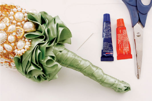 diy-brooch-wedding-bouquet-tutorial-green-satin-ribbon