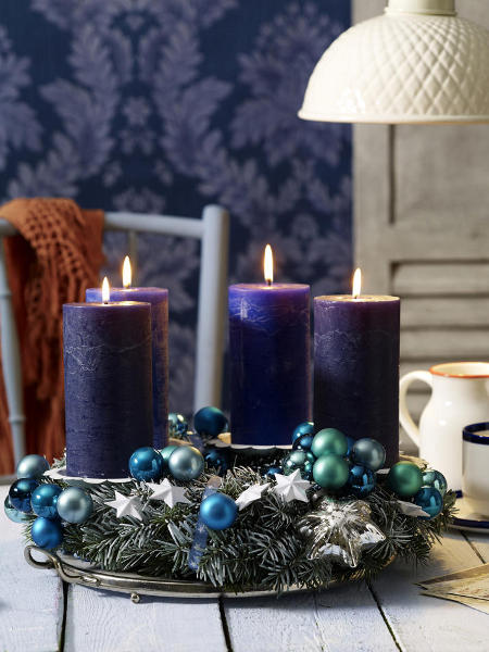 diy-christmas-candle-centerpieces-blue-glass-balls-motif-diy-fir-branches-adornment