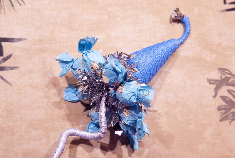 diy christmas gift idea blue candy garlands arrangement decorating ornaments