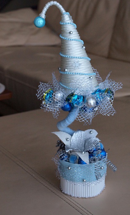 diy christmas topiary trees snowy decorative handmade craft idea glamour blue glass ball ornaments