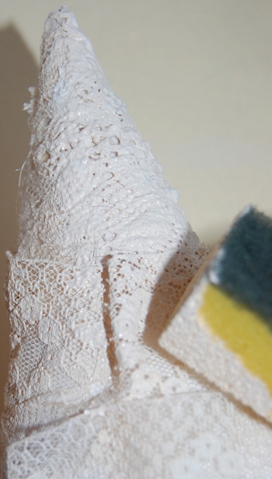 diy-christmas-tree-gift-idea-sponge-paint-cone-lace