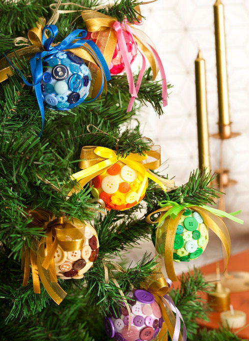 diy-christmas-tree-ornaments-buttons-ribbons-colors