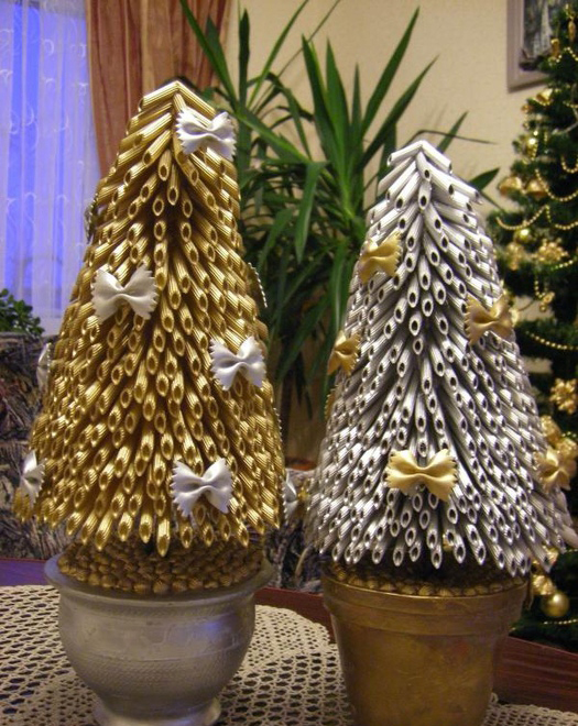 diy-christmas-trees-pots-gold-silver-pasta-ribbons