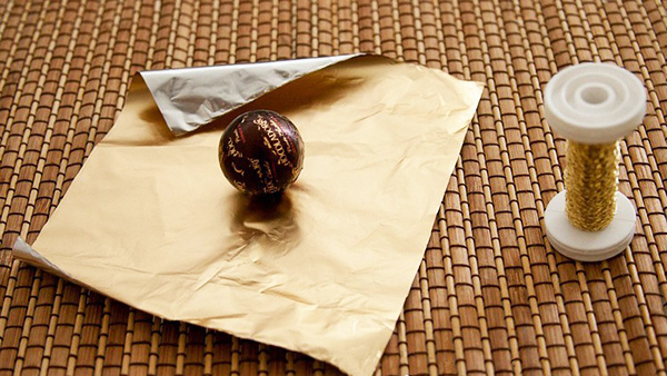 diy-ferrero-rocher-rose-bouquet-gold-paper-thread