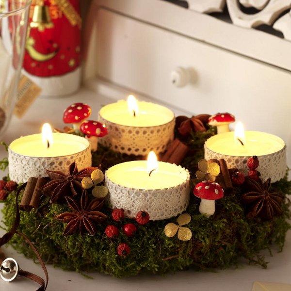 diy-festive-candle-centerpiece-christmas-table-lace-idea-forest-plants-cute-mushrooms