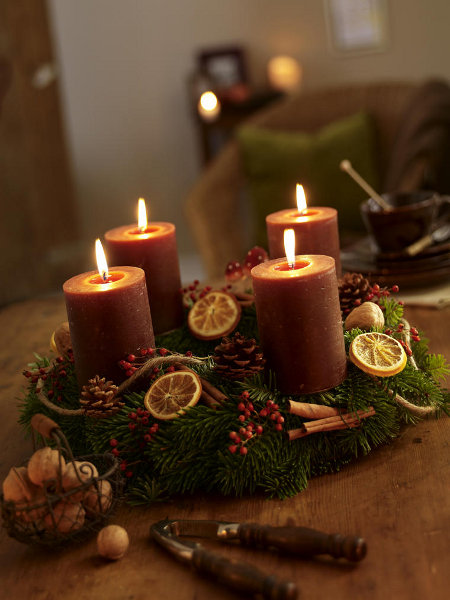 diy-festive-candle-centerpiece-citrus-motif-lemon-pieces-walnuts-cinnamon-decoration-idea