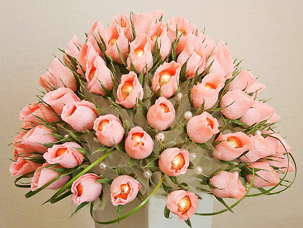 diy rose wedding arrangement rosebuds ferrero rocher chocolates
