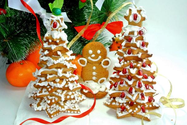 edible-christmas-trees-cookies-stars-tower-fruit-decorations