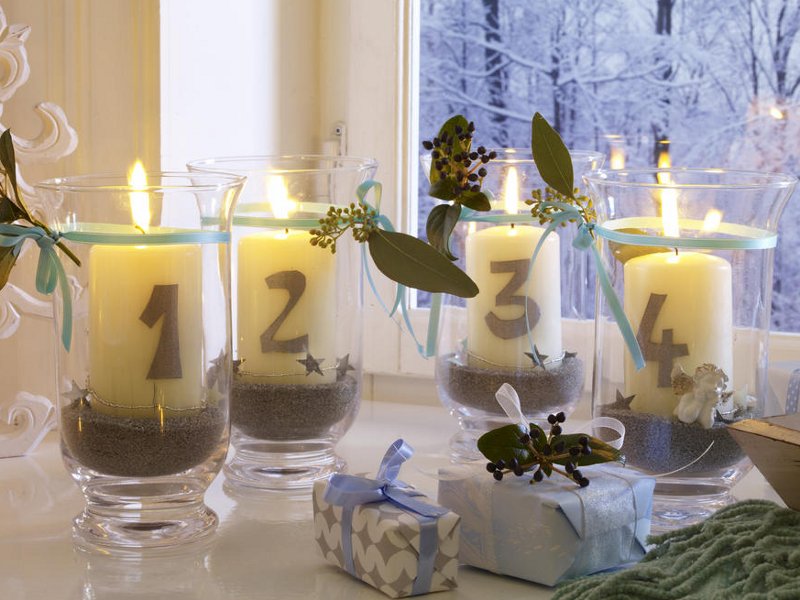 festive-table-candlestick-glass-numeric-centerpiece-decoration-idea