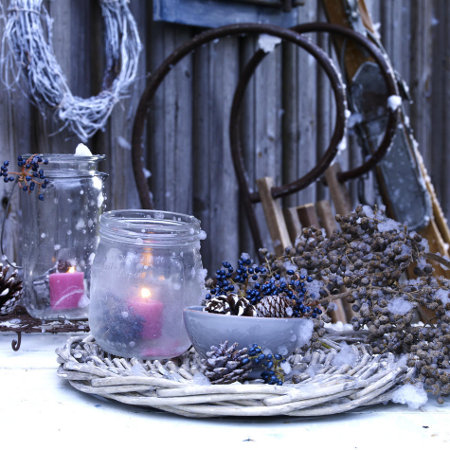 garden-christmas-decoration-ideas-jar-candle-holders-blue-berries-pinecones