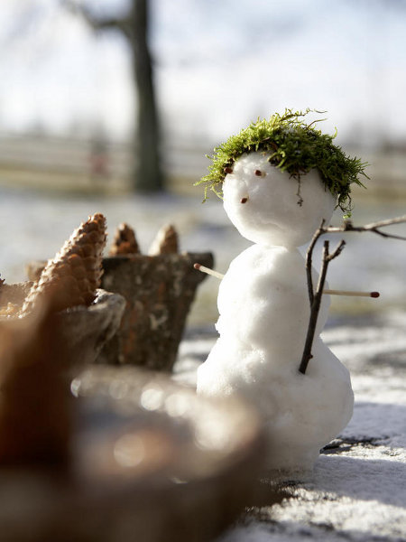 handmade-outdoor-christmas-decor-small-snowman-moos-hair