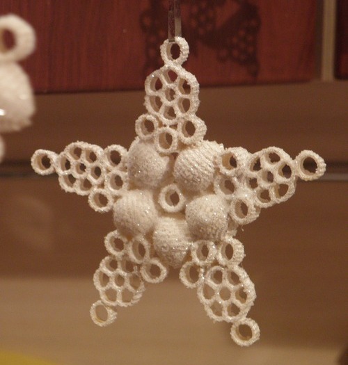 homemade-christmas-tree-ornaments-noodles-forms-snowflake-glitter-spray
