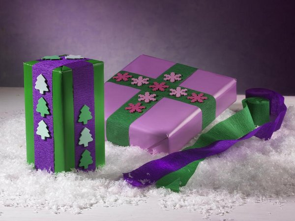 last-minute-diy-christmas-decorations-gift-wrap-crepe-paper-embellishments