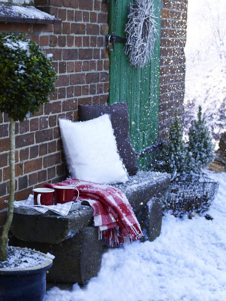 outdoor-christmas-decoration-bench-pillows-blanket