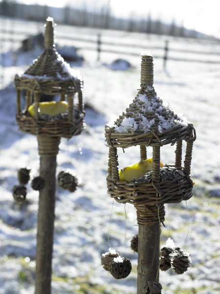 outdoor-christmas-decoration-ideas-bird-houses-pole-fruit-pinecones