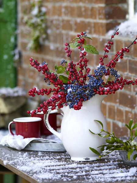 outdoor-christmas-decoration-ideas-blue-red-holly-berries-porcelan-jug