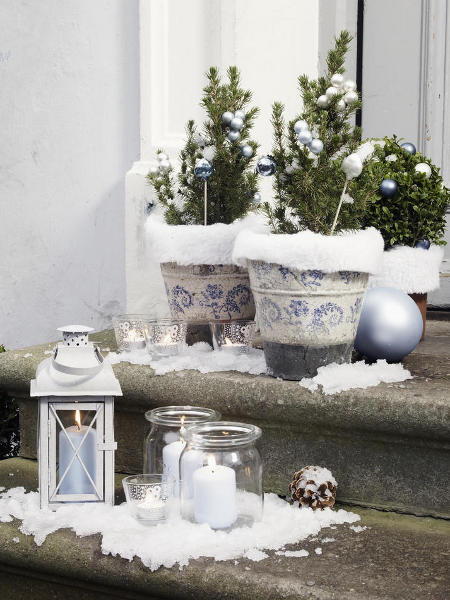 outdoor-christmas-decoration-ideas-doorstep-mini-trees-pots-lanterns