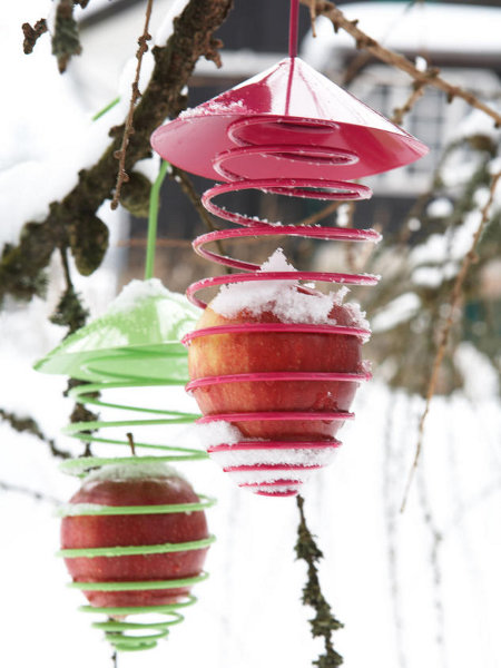 outdoor-christmas-decoration-ideas-metal-bird-feeder-red-apples