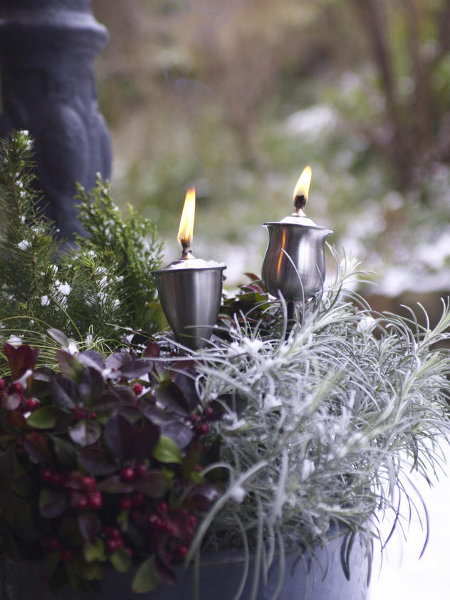 outdoor-christmas-decoration-ideas-oil-torches-planter