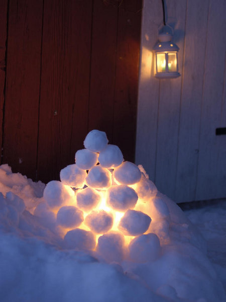 outdoor-christmas-decoration-ideas-snow-balls-lamp-piled