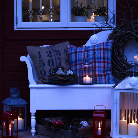 outdoor-christmas-decoration-porch-candles-lanterns-pillows