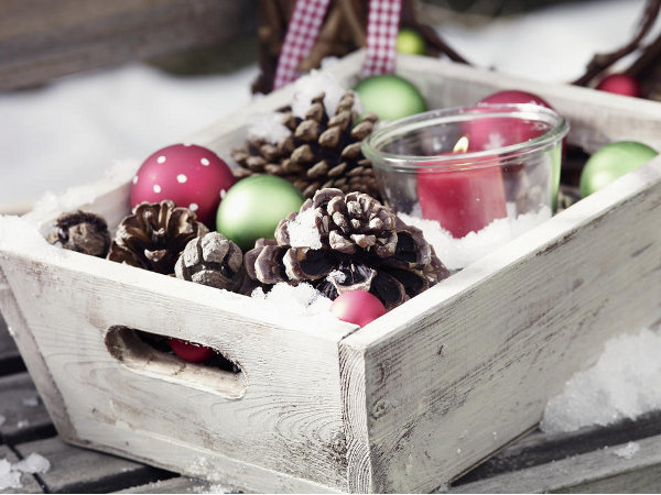 outdoor-christmas-decoration-wooden-crate-pinecones-ball-ornaments