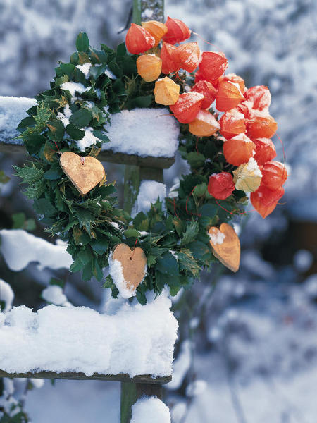 outdoor-christmas-decoration-wreath-hollies-bladder-cherries-wooden-hearts