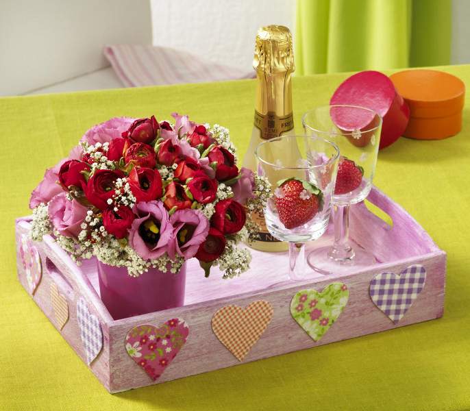 table-decoration-idea-little-sweet-sparkling-wine-romantic-dinner-bunch-fresh-flowers-diy-masters