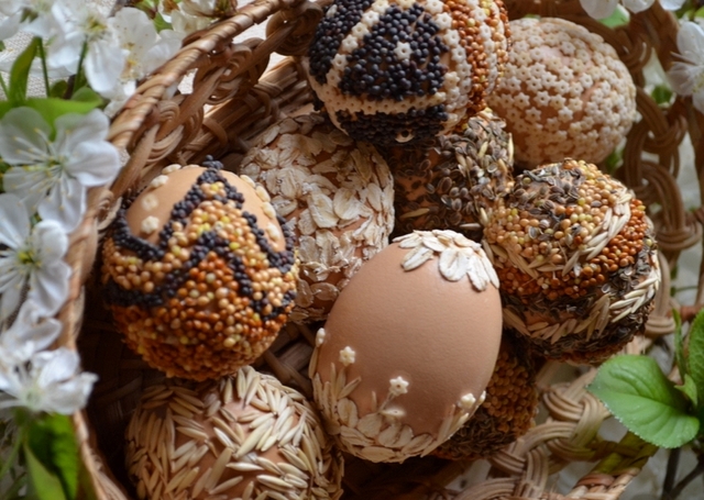 decorate easter eggs naturally seeds various ideas