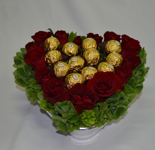  valentine's day gift ferrero rocher red roses green foliage