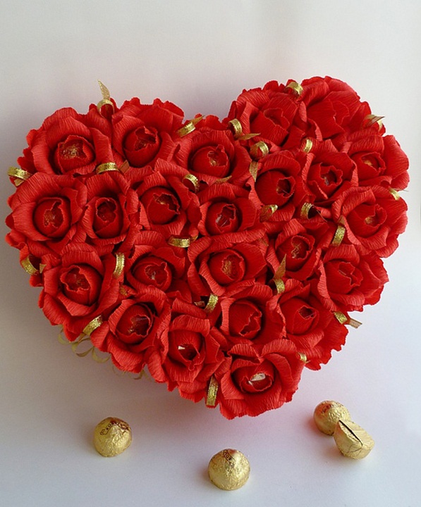 DIY Valentine's Day gift idea chocolate bouquet crepe paper red roses