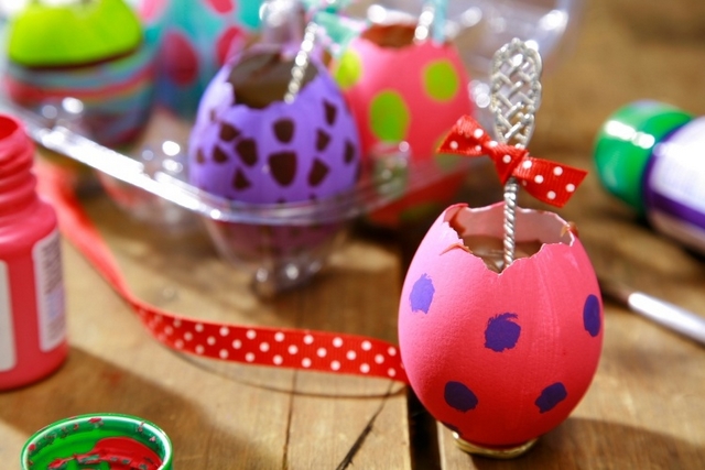 easter gift ideas kids adults painted egg shells melted chocolate