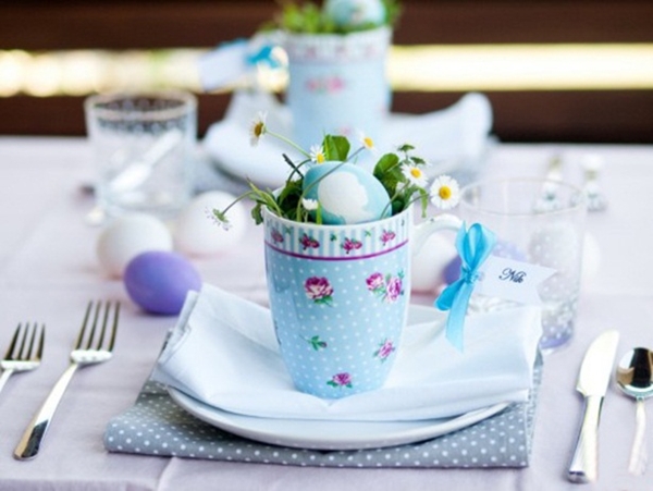 easter table ideas crafts blue dyed eggs daysies plate