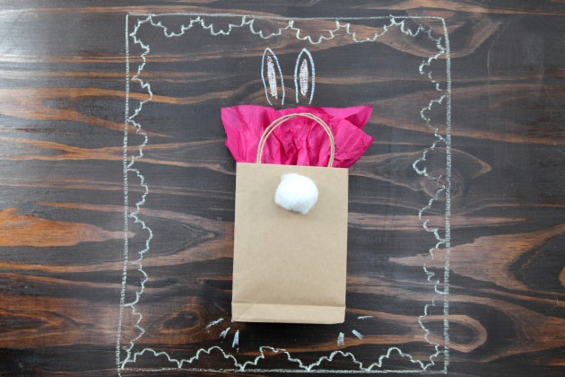 homemade easter gift ideas wrapping paper bag easter bunny tail cotton