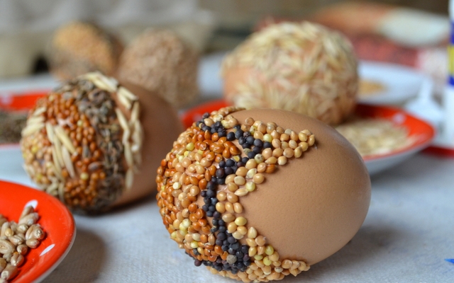 naturally decorated easter eggs ideas seeds glue dill seeds oats