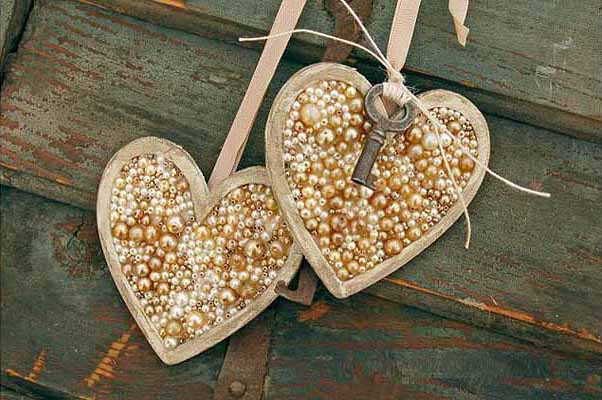 Valentine's Day decorating ideas home hearts pearls key heart