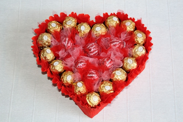 valentine's day gift homemade ferrero rocher bouquet red crepe paper