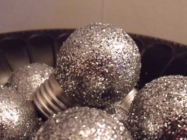 Ideas for Christmas ornaments made from light bulbs-0017