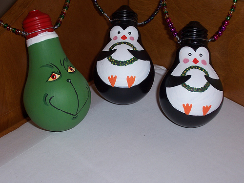 Ideas for Christmas ornaments made from light bulbs-0034